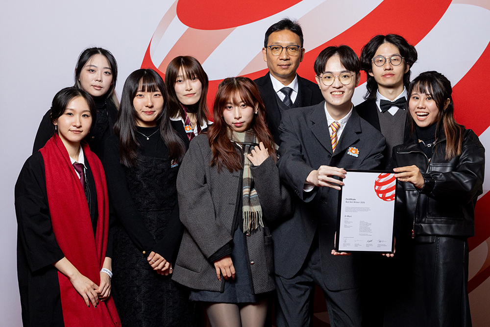 Featured image for “銘傳數媒《𝗗-𝗺𝗮𝗿𝘁》榮獲德國紅點設計獎 師生連袂出席柏林頒獎典禮”