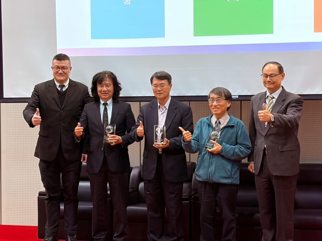 Featured image for “2025臺灣災害管理研討會 銘傳設計學院洪啟東院長獲頒傑出貢獻獎”